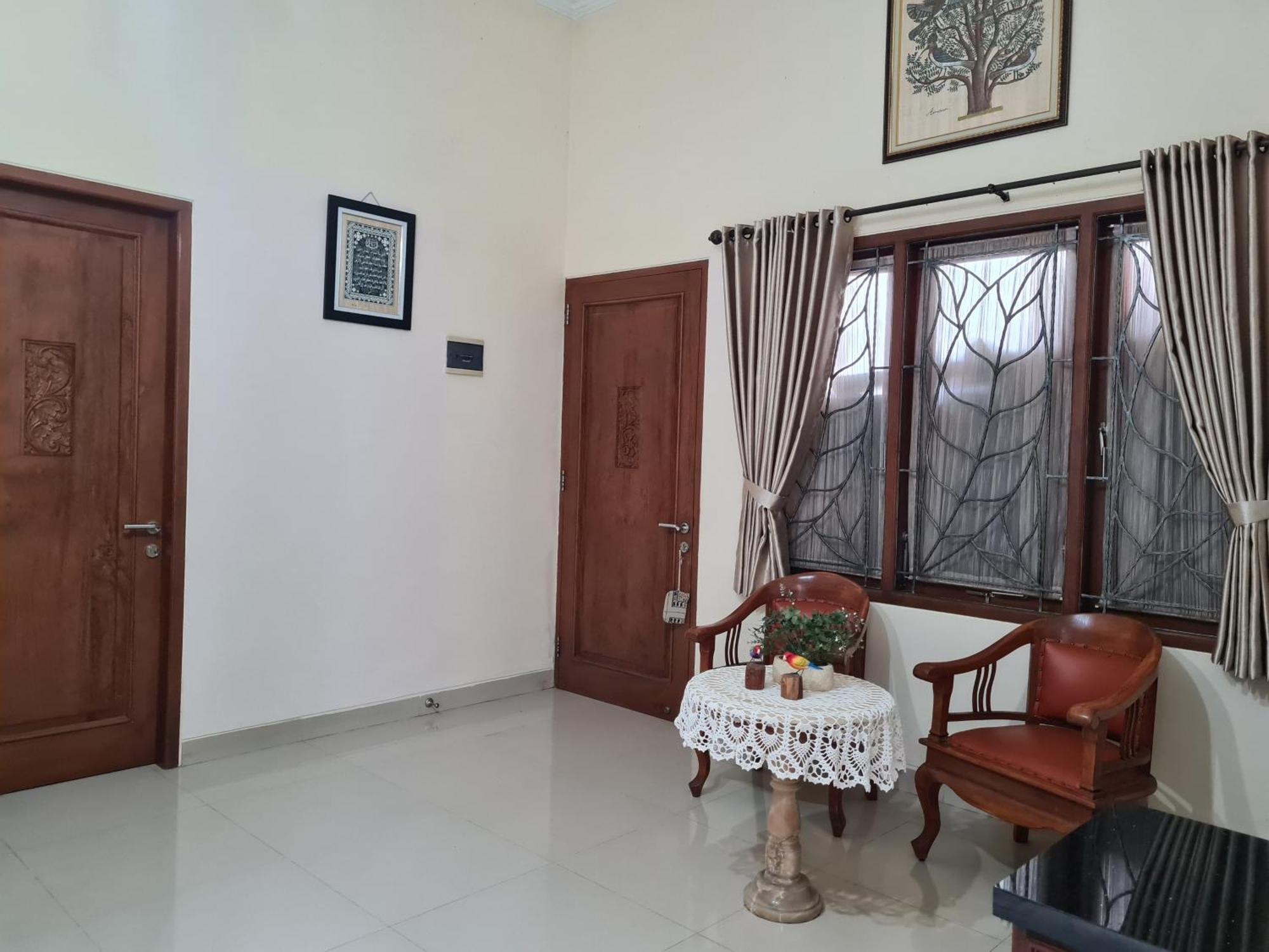 Ndalem Suryo Saptono Guest House Yogyakarta Luaran gambar
